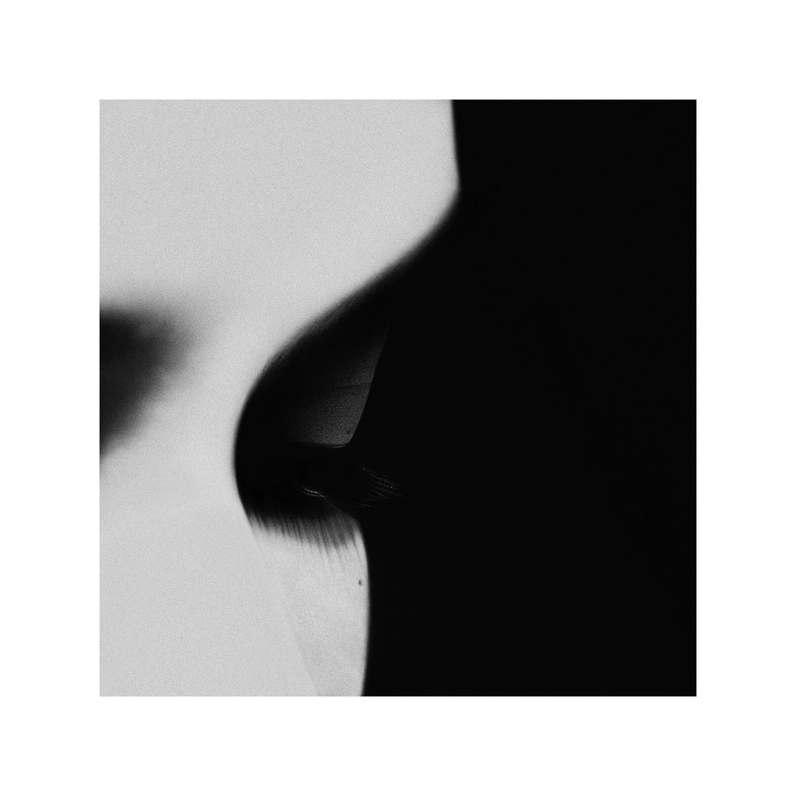 Noell Oszvald 黑白极简自画像摄影作品